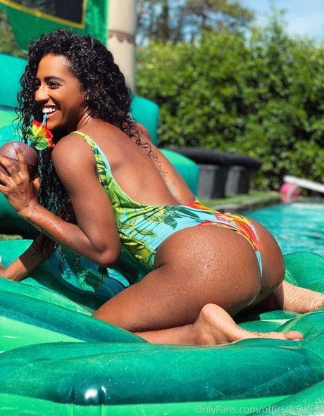 Official Janina セクシーモデル 写真