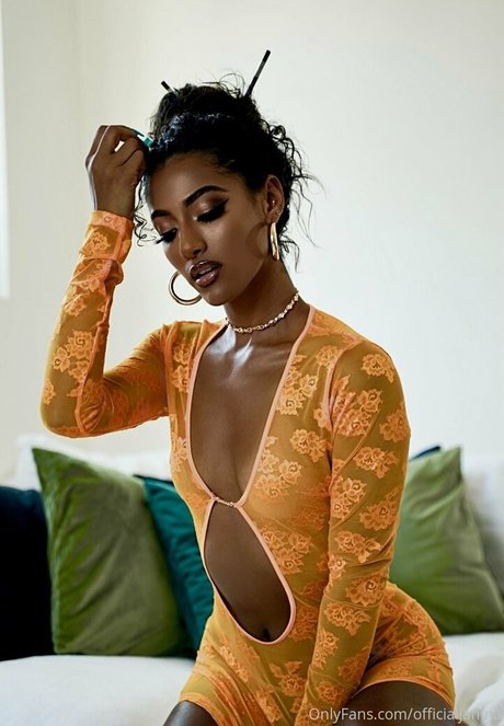 Official Janina 裸の女優 画像