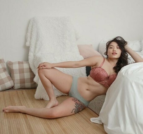 Hmong Julie Vue ポルノスター 独占 写真