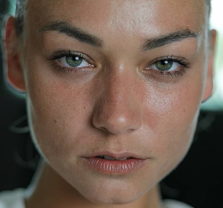 巨大なチンポを持つシーメールオンリーファンズ 無料ポルノ 写真