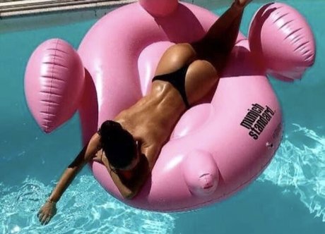 Julia Hofer セクシーなポルノスター 画像