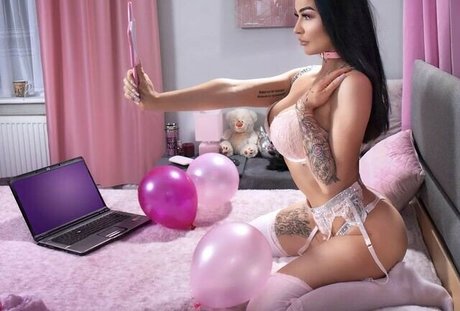 巨乳のオンリーファンズ セクシー裸 写真