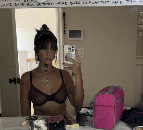 曲線美の女の子オンリーファンズ 美しい裸 写真