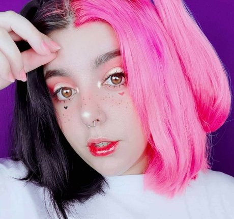 曲線美の女の子オンリーファンズ 美しいヌード 画像