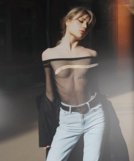 クーガーオンリーファンズ セクシー 写真