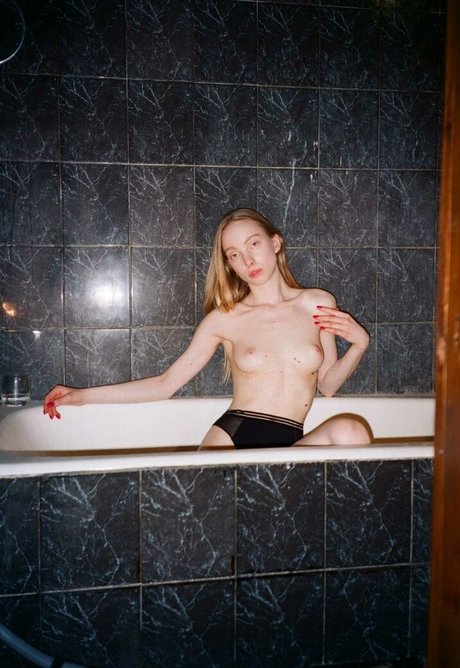 Polina Kobzeva セックスモデル 写真