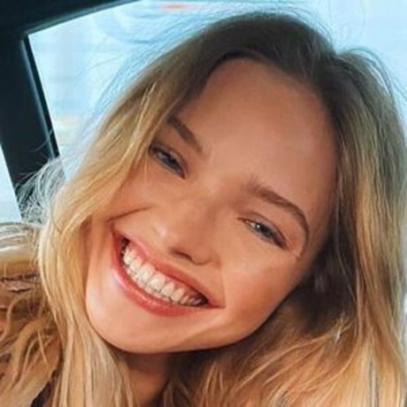 Sasha Luss ホットスター 写真