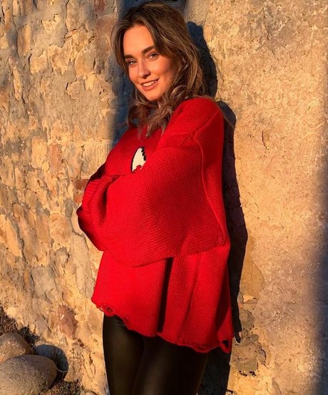 巨大なチンポを持つシーメールオンリーファンズ 美しいヌード 写真