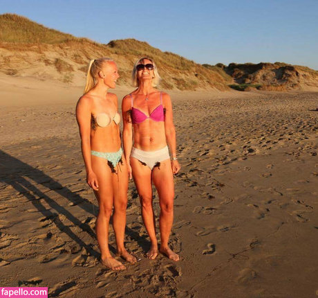 ジンジャートゥインクオンリーファンズ トップ 写真