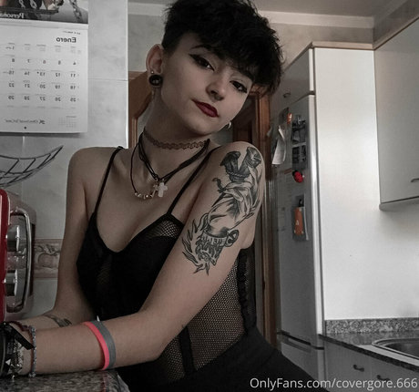 covergore 666 完璧なモデル 画像