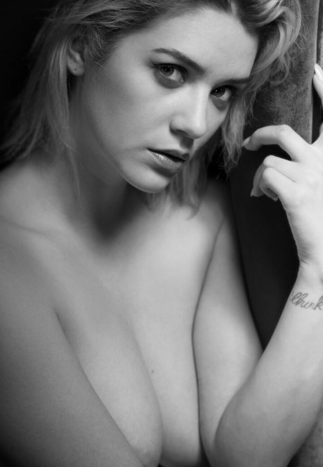 ウェブカメラ オンリーファンズ アートヌード 写真