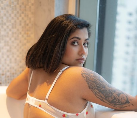 曲線美の女の子オンリーファンズ パーフェクト 写真