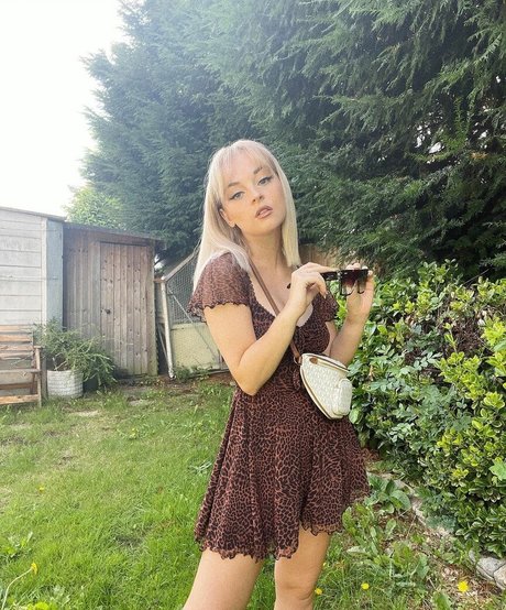 Emily Rose Perrin ホットなポルノスター 写真