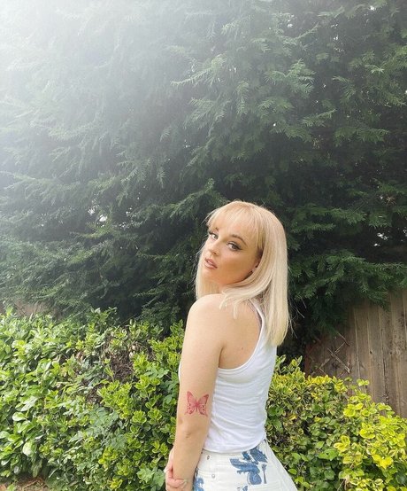 Emily Rose Perrin ヌードモデル ギャラリー