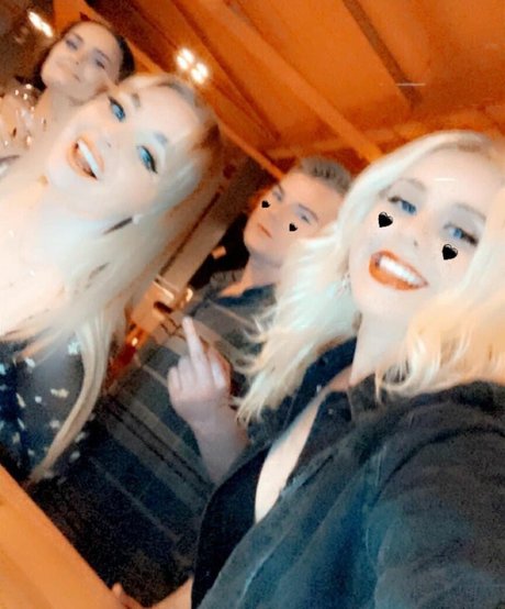 Emily Rose Perrin HDポルノスター 写真