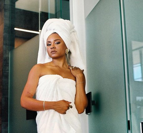 Rhyon Nicole Brown ヌードスター ギャラリー