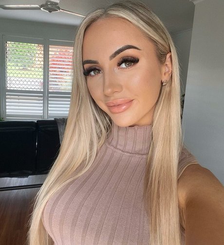 Taylah Small 裸モデル 写真