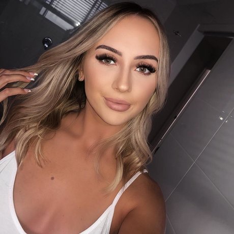 Taylah Small ポルノスター セックス 画像