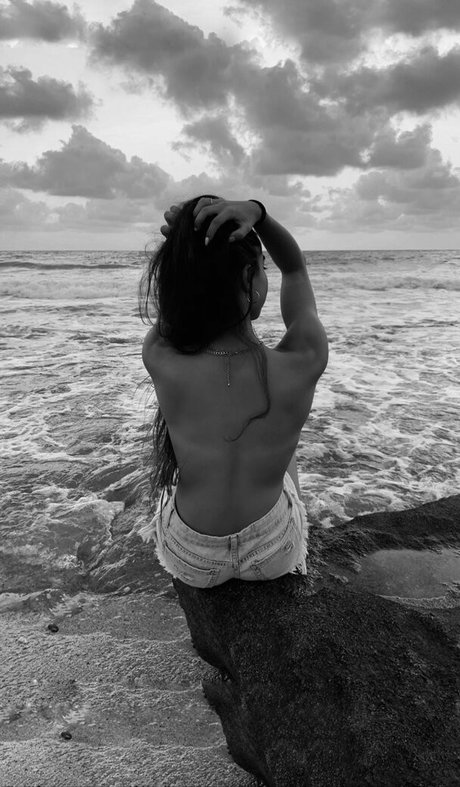 Lia Barlev ヌードモデル 写真