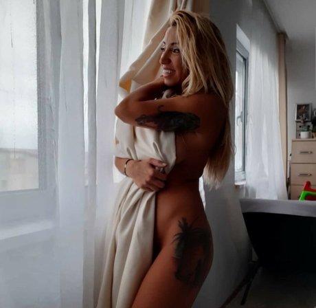 Alexandrina Ale ヌードスター 画像