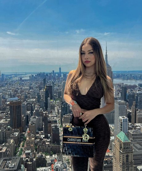 ダーティトークオンリーファンズ ヌード 画像