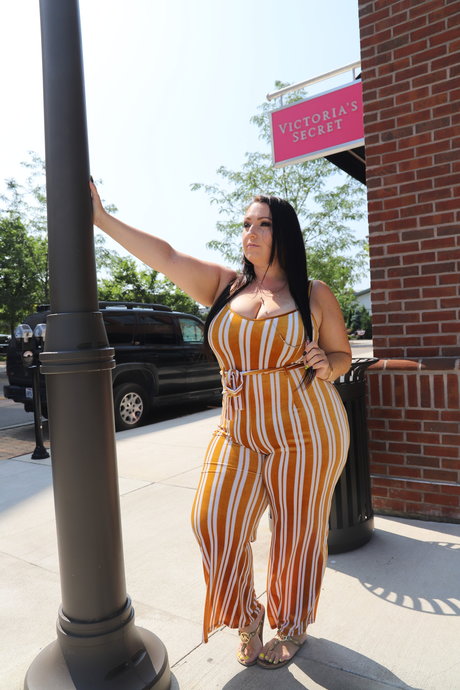 プッシータトゥーOnlyFans 美しいヌード 写真