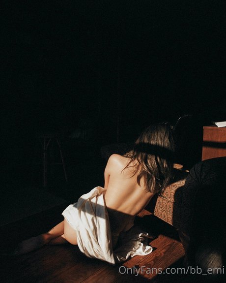 Emily the bearrr 高品質モデル 画像