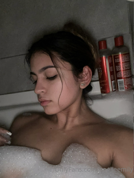 Noelle Emily_ ホット女優 画像