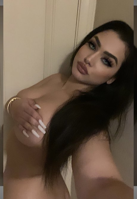 Nadia Khar セクシーモデル 写真
