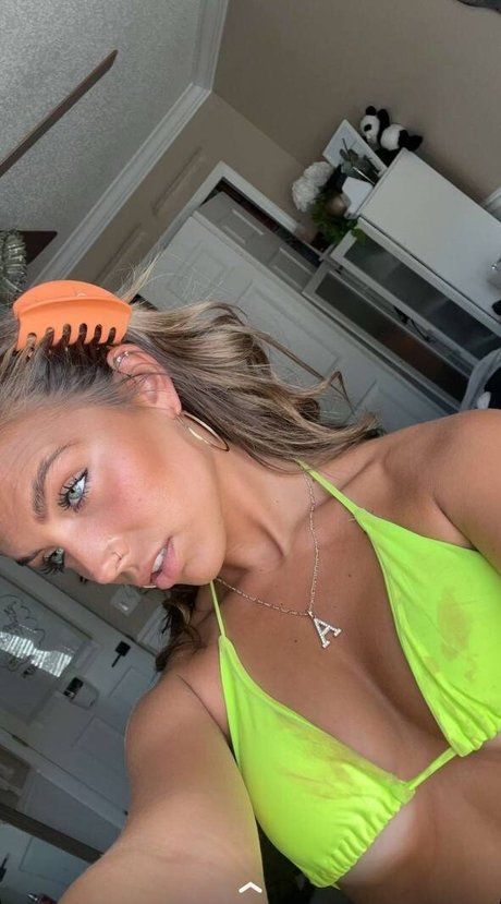 フィットネスインフルエンサーオンリーファンズ エロチック 写真