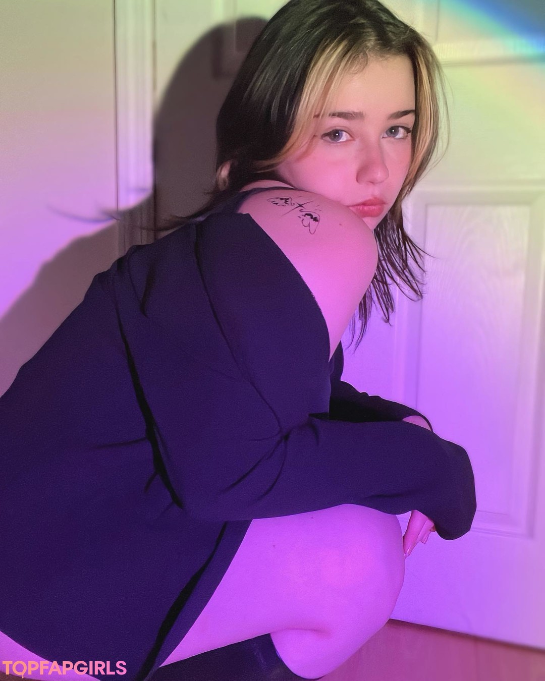 大きな黒い猫OnlyFans ホットヌード 画像