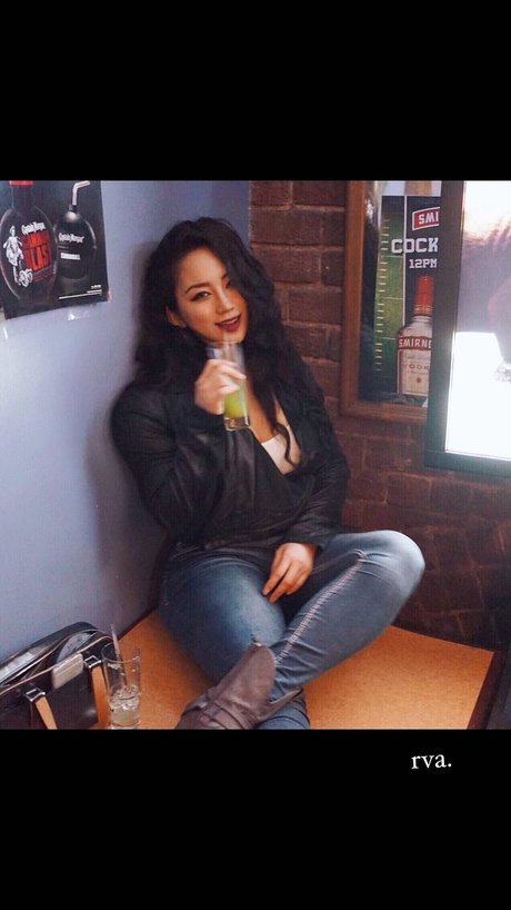 赤毛ティーンオンリーファンズ アートヌード 画像