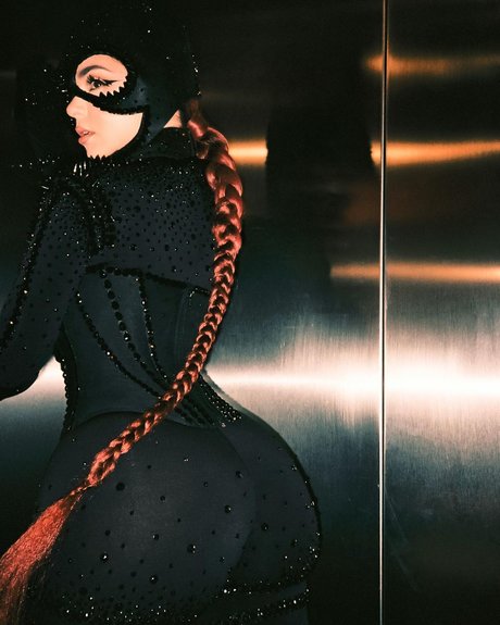 Demi Rose_ ヌードモデル 写真