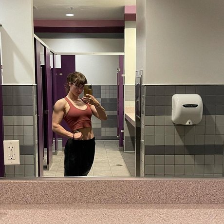 巨乳の熟女オンリーファンズ ホット 写真