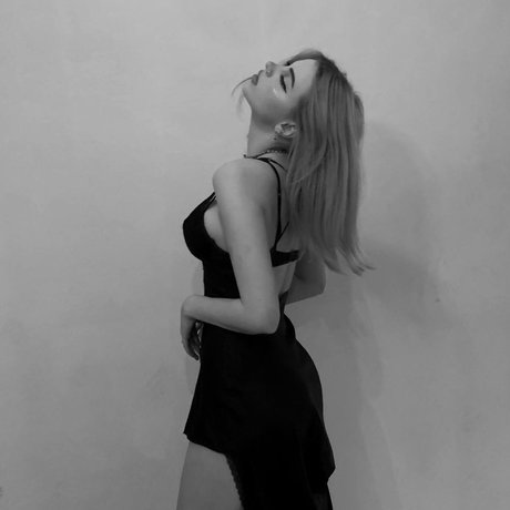 妊娠中のアジア人オンリーファンズ ホットヌード 写真