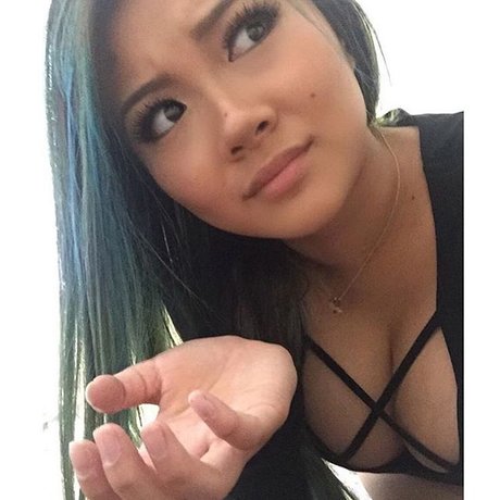 垂れ下がった熟女OnlyFans アートヌード 画像