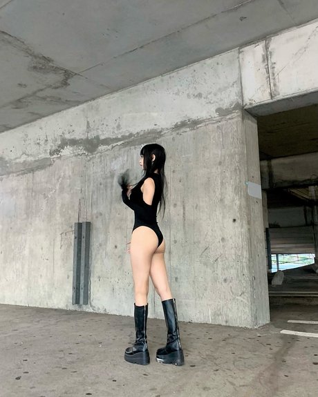 巨乳で曲線美のOnlyFans ホットxxx 写真