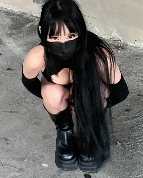 ダーティトークオンリーファンズ ヌード 画像