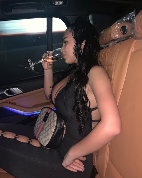 フィットネスインフルエンサーオンリーファンズ セクシー裸 写真