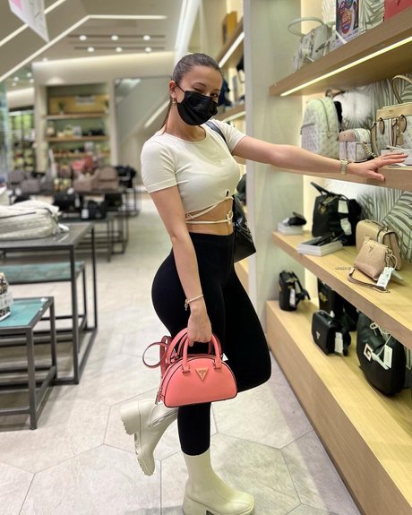 ピアス乳首オンリーファンズ ホットヌード 画像