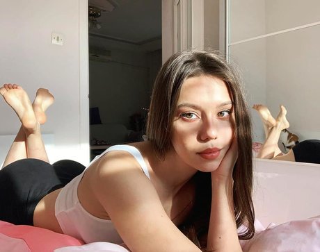 OnlyFansの普及 ポルノ 写真