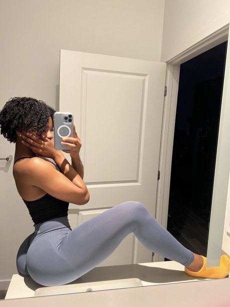 熟女クーガーオンリーファンズ 美しいxxx 写真