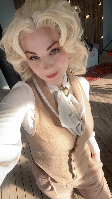 Adamae Dono 独占スター 写真