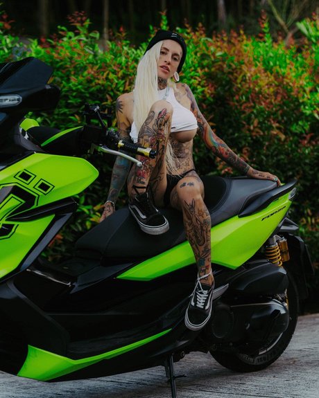 ベラルーシのファンのみ アダルト 写真