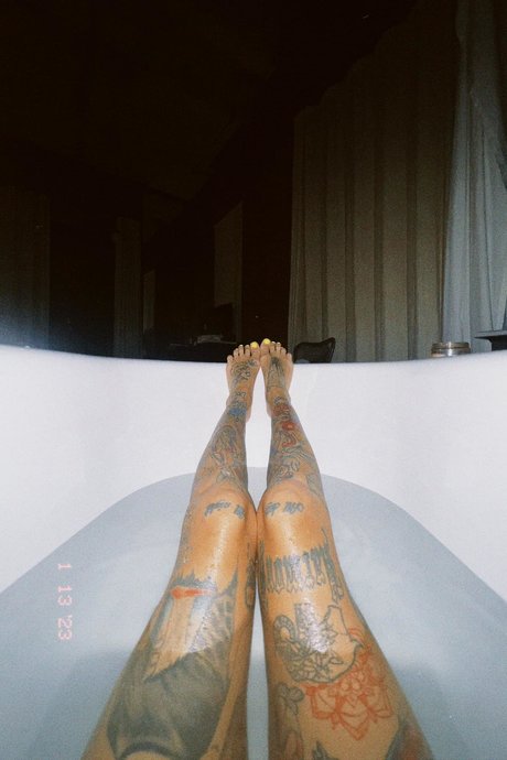 小柄なトゥインクOnlyFans ヌード ギャラリー