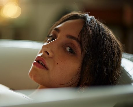 Olivia Linz_ XXXモデル 写真