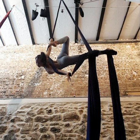 巨乳 パイズリ OnlyFans セクシーヌード 写真