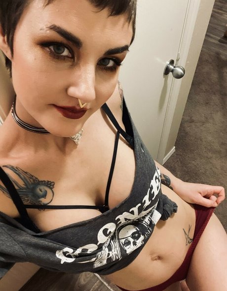 18歳のオンリーファンズ ヌード 写真