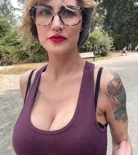 大きな黒い猫OnlyFans セクシーヌード 写真