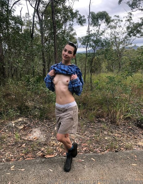 熟女の足オンリーファンズ セクシー裸 画像